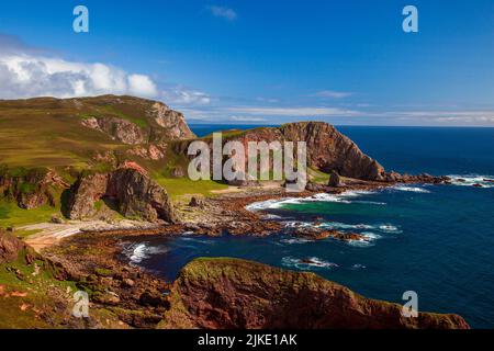 Le Mull d'OA Islay, en Écosse, a de fabuleuses falaises de mer et des vues sur Kintyre et l'Irlande. Habitat pour les oiseaux de mer, les faucons pèlerins et les creux. Banque D'Images