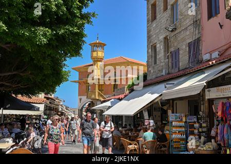 Rhodes, Grèce - Mai 2022: Personnes marchant dans les rues étroites passé les magasins dans la vieille ville de Rhodes Banque D'Images