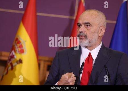 Tirana, Albanie. 1st août 2022. Le Premier ministre albanais, EDI Rama, s'exprime lors d'une conférence de presse conjointe avec son homologue espagnol, Pedro Sanchez (pas sur la photo), à Tirana, en Albanie, le 1 août 2022. Le Premier ministre espagnol, Pedro Sanchez, a déclaré lundi que l'Espagne est prête à soutenir l'Albanie pour qu'elle poursuive ses réformes visant à améliorer la qualité de vie des gens et à s'intégrer à l'Union européenne (UE). Crédit: Gent Onuzi/Xinhua/Alay Live News Banque D'Images