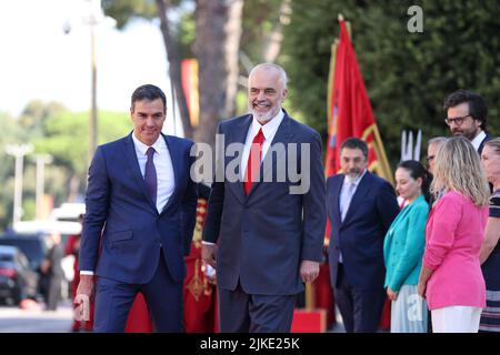 Tirana, Albanie. 1st août 2022. Le Premier ministre albanais EDI Rama (R, Front) accueille son homologue espagnol Pedro Sanchez (L, Front) à Tirana (Albanie), le 1 août 2022. Le Premier ministre espagnol, Pedro Sanchez, a déclaré lundi que l'Espagne est prête à soutenir l'Albanie pour qu'elle poursuive ses réformes visant à améliorer la qualité de vie des gens et à s'intégrer à l'Union européenne (UE). Crédit: Gent Onuzi/Xinhua/Alay Live News Banque D'Images