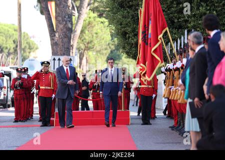 Tirana, Albanie. 1st août 2022. Le Premier ministre albanais EDI Rama (C-L) accueille son homologue espagnol Pedro Sanchez (C-R) à Tirana (Albanie), le 1 août 2022. Le Premier ministre espagnol, Pedro Sanchez, a déclaré lundi que l'Espagne est prête à soutenir l'Albanie pour qu'elle poursuive ses réformes visant à améliorer la qualité de vie des gens et à s'intégrer à l'Union européenne (UE). Crédit: Gent Onuzi/Xinhua/Alay Live News Banque D'Images