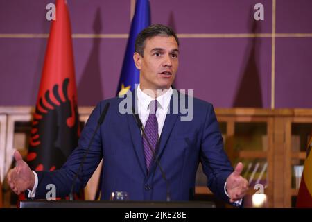 Tirana, Albanie. 1st août 2022. Visite du Premier ministre espagnol Pedro Sanchez prend la parole lors d'une conférence de presse conjointe avec son homologue albanais EDI Rama (non représenté sur la photo) à Tirana, en Albanie, le 1 août 2022. Le Premier ministre espagnol, Pedro Sanchez, a déclaré lundi que l'Espagne est prête à soutenir l'Albanie pour qu'elle poursuive ses réformes visant à améliorer la qualité de vie des gens et à s'intégrer à l'Union européenne (UE). Crédit: Gent Onuzi/Xinhua/Alay Live News Banque D'Images