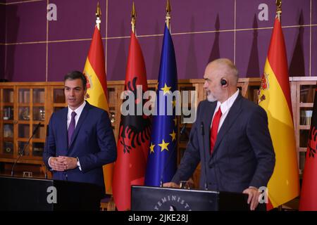 Tirana, Albanie. 1st août 2022. Le Premier ministre albanais EDI Rama (R) et son homologue espagnol Pedro Sanchez assistent à une conférence de presse conjointe à Tirana (Albanie), le 1 août 2022. Le Premier ministre espagnol, Pedro Sanchez, a déclaré lundi que l'Espagne est prête à soutenir l'Albanie pour qu'elle poursuive ses réformes visant à améliorer la qualité de vie des gens et à s'intégrer à l'Union européenne (UE). Crédit: Gent Onuzi/Xinhua/Alay Live News Banque D'Images