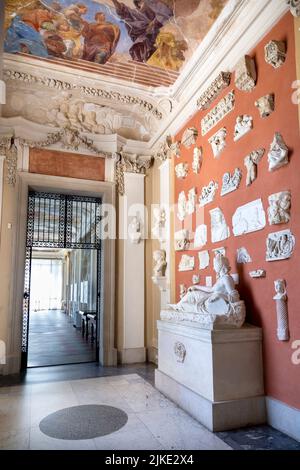 Le Lapidarium contenant des fragments d'art ancien, des corniches, des urnes et des sculptures au palais royal baroque de Wilanow datant du 17th siècle, Varsovie, Pologne Banque D'Images