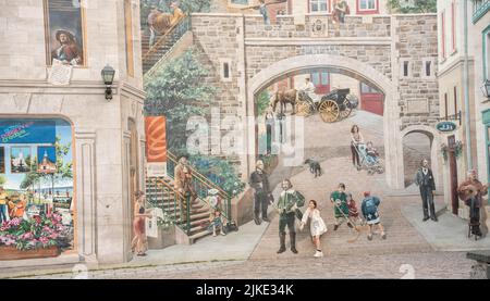 Adolescente posant devant un immense tableau mural dans le Vieux-Québec, Canada - la fresque des Québécois Banque D'Images