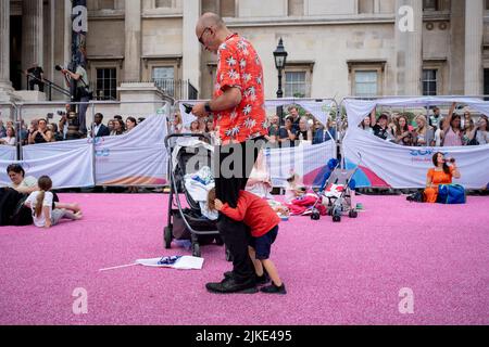 Le lendemain de la victoire de l'équipe de football des femmes d'Angleterre dans le tournoi Euro 2022, où elles ont battu l'Allemagne 2-1 en plus de temps, les fans anglais célèbrent à Trafalgar Square, le 1st août 2022, à Londres, en Angleterre. L'événement gratuit a été organisé par l'Association anglaise de football, où les femmes gagnantes (les Lionnes) sont apparues sur scène devant un public adoring composé de familles, de parents, d'enfants et en particulier de jeunes femmes footballeurs du futur. (Photo de Richard Baker / en images via Getty Images) Banque D'Images