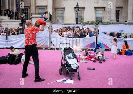 Le lendemain de la victoire de l'équipe de football des femmes d'Angleterre dans le tournoi Euro 2022, où elles ont battu l'Allemagne 2-1 en plus de temps, les fans anglais célèbrent à Trafalgar Square, le 1st août 2022, à Londres, en Angleterre. L'événement gratuit a été organisé par l'Association anglaise de football, où les femmes gagnantes (les Lionnes) sont apparues sur scène devant un public adoring composé de familles, de parents, d'enfants et en particulier de jeunes femmes footballeurs du futur. (Photo de Richard Baker / en images via Getty Images) Banque D'Images