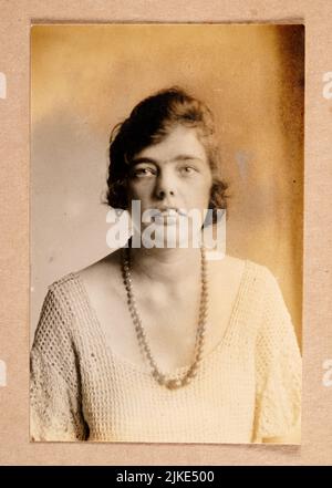 Photographie vintage d'une jeune femme portant un collier de perles, dents proéminentes, 1920s, inconnu Banque D'Images