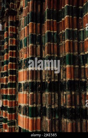 Le mur de briques rouge-vert du bâtiment. Photo verticale Banque D'Images