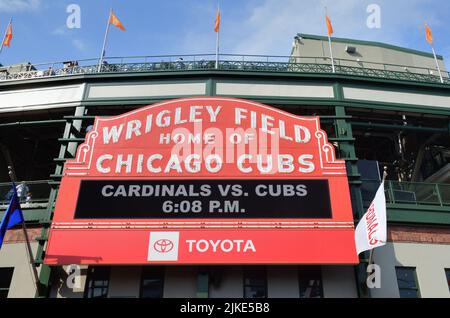 Chicago, Illinois, États-Unis. Célèbre chapiteau rouge au-dessus de l'entrée principale de l'emblématique Wrigley Field. Banque D'Images