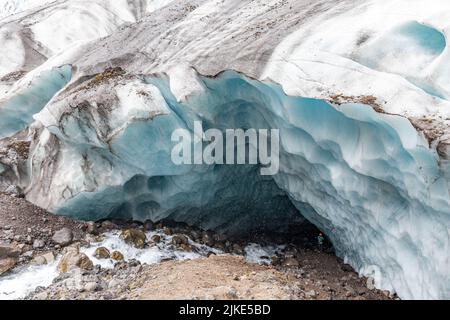 Grotte de glace dans la langue du glacier Virkisjokull, une sortie du glacier Vatnajokull dans le sud de l'Islande Banque D'Images