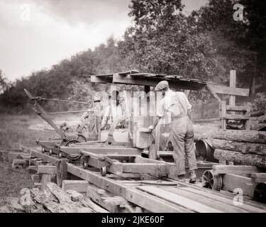 1930S 1940S TROIS HOMMES SAWYERS FABRIQUANT DU BOIS D'ŒUVRE À PARTIR DE BOIS SUR UNE PETITE SCIERIE CIRCULAIRE RURALE VIRGINIA USA - I343 HAR001 HARS PERSONNES USINE ÉTATS-UNIS D'AMÉRIQUE HOMMES RISQUE PROFESSION MOYEN ÂGE B&W AMÉRIQUE DU NORD HOMME D'ÂGE MOYEN PROFESSION NORD-AMÉRICAINE DE COMPÉTENCE COMPÉTENCES CARRIÈRES BOIS D'ŒUVRE TRAVAIL DE BÛCHERONS EMPLOIS DANS LA FABRICATION EMPLOIS DANS L'INFRASTRUCTURE CIRCULAIRE EMPLOYÉ BOIS D'ŒUVRE ADULTE MOYEN-ADULTE HOMME MOYEN-ADULTE SCIERIE VA JEUNE HOMME ADULTE RACE BLANCHE ET NOIRE HAR001 LAPIÇANT L'ANCIEN MODE Banque D'Images