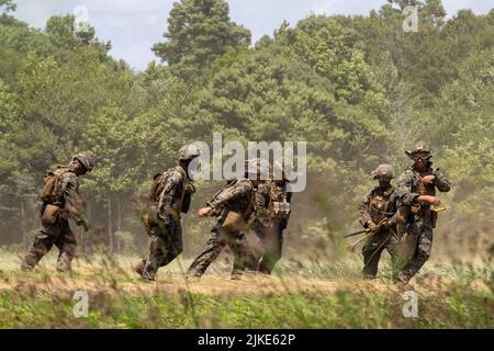 Marines des États-Unis avec combat Logistics Battalion 24, 2D Marine Logistics Group, accolade pour les vents rotatifs tout en effectuant un ascenseur externe pendant l'exercice de champ de Masquer et chercher sur le camp de base du corps des Marines Lejeune, Caroline du Nord, 27 juillet 2022. Hide and Seek est un exercice de terrain organisé par 10th Marines, 2nd Marine Division qui forme les participants à la gestion des signatures, à la communication, à la guerre électronique, aux opérations du cyberespace et à la collecte, au traitement et à la diffusion du renseignement afin de permettre des opérations futures dans un environnement contesté multidomaine. (É.-U. Corps maritime photo par lance Cpl. Adam Banque D'Images