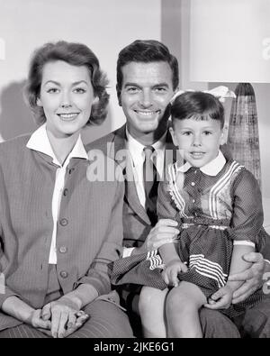 1950S 1960S PORTRAIT DE LA FAMILLE SOURIANTE MÈRE PÈRE AVEC UNE PETITE FILLE ASSIS SUR SES GENOUX TOUS REGARDANT L'APPAREIL PHOTO - J1037 HAR001 HARS COUPLE NOSTALGIQUE MÈRES VIEUX TEMPS NOSTALGIE VIEILLE MODE 1 STYLE JUVÉNILE HEUREUX FAMILLES JOIE FEMMES ÉPOUSÉ CONJOINT MARIS DAMES FILLES PERSONNES HOMMES PÈRES B&W PARTENAIRE COMBINAISON ET CRAVATE GAI LUI ET DADS SOURIT LA FAMILLE NUCLÉAIRE JOYEUSE JUVÉNILES MAMANS ÉPOUSES NOIR ET BLANC RACE BLANCHE HAR001 ANCIENNE Banque D'Images