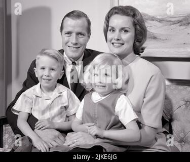 1960S PORTRAIT HEUREUX FAMILLE HOMME FEMME GARÇON FILLE MÈRE PÈRE FILS FILLE SOURIRE COUPLE REGARDANT L'APPAREIL PHOTO TOUS ASSIS ENSEMBLE - J11042 HAR001 PAIRE DE HARS 4 SUBURBAIN MÈRES VIEUX TEMPS NOSTALGIE FRÈRE VIEILLE MODE SŒUR 1 JEUNES FILS FORTS HEUREUX FAMILLES JOIE STYLE DE VIE SATISFACTION FEMMES FRÈRES MARIÉS ÉPOUX ÉPOUX HYGIÈNE MAISON VIE COPIE ESPACE AMITIÉ DEMI-LONGUEUR FEMMES FILLES PERSONNES S'OCCUPANT HOMMES FRÈRES SŒURS PÈRES B&W PARTENAIRE ŒIL CONTACT BONHEUR GAI DADS FRÈRE SOURIANT CONNEXION JOYEUSE ATTACHEMENT PERSONNEL AFFECTION ÉMOTION CROISSANCE JEUNES ADULTES DE TAILLE MOYENNE Banque D'Images