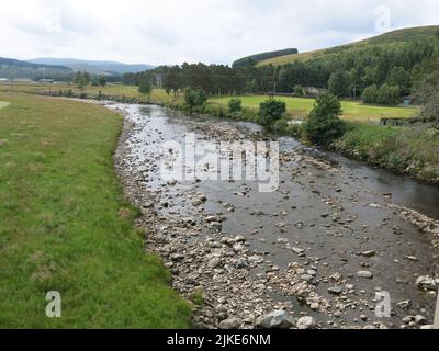 L'une des plus longues rivières d'Écosse, cette vue sur la rivière Findhorn est depuis le pont Findhorn près de Tomatin dans les Highlands écossais. Banque D'Images