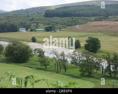 L'une des plus longues rivières d'Écosse, cette vue sur la rivière Findhorn est depuis le pont Findhorn près de Tomatin dans les Highlands écossais. Banque D'Images