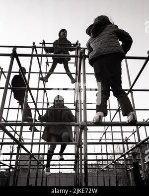 1970S ENFANTS SILHOUETTÉS 2 GARÇONS ET 2 FILLES JOUANT À L'ESCALADE SUR LE TERRAIN DE JEU JUNGLE GYM - J13231 HAR001 MANTEAUX HARS FEMMES COPY SPACE AMITIÉ PLEINE-LONGUEUR PHYSIQUE FITNESS PERSONNES HOMMES SILHOUETTES B&W ESQUISSE RÉUSSITE ACTIVITÉ PHYSIQUE ÉCOLE AVENTURE FORCE SILHOUETTÉE ET EXCITATION BASSE FIERTÉ D'ANGLE COUR D'ÉCOLE FLEXIBILITÉ MUSCLES AMICAUX DÉBUT HIVER CROISSANCE FIN AUTOMNE TOGETHERNESS NOIR ET BLANC HAR001 VESTES JUNGLE SALLE DE GYM À L'ANCIENNE Banque D'Images