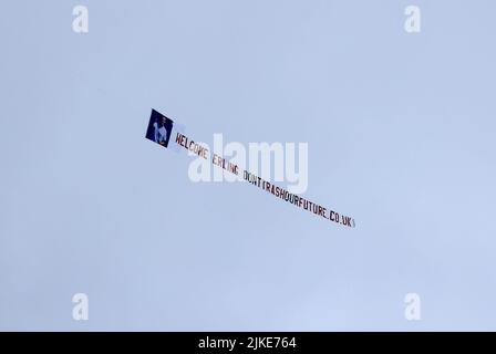 Leicester, Royaume-Uni. 30th juillet 2022. Drapeau en train d'être traîné par un avion, accueillant Erling Haarland à Manchester City au match FA Community Shield Liverpool / Manchester City, au King Power Stadium, Leicester, Royaume-Uni, on 30 juillet 2022 Credit: Paul Marriott/Alay Live News Banque D'Images