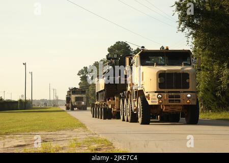 Soldats de la Compagnie Charlie, 87th Division appui Bataillon, 3rd Division soutien Brigade, 3rd Division d'infanterie, déplacer M1A2 Sep v2 Abrams Tanks de l'équipe de combat de la Brigade blindée 1st, 3rd ID, vers la zone de triage ferroviaire de fort Stewart, Géorgie, 28 juillet, dans le cadre d'une initiative de désinvestissement de modernisation. Les chars retourneront à l'entretien au niveau du dépôt pour des améliorations au nouveau M1A2 septembre v3 avant d'être retournés aux unités de l'armée américaine dans le cadre du programme de modernisation continue de l'armure de l'Armée de terre. (É.-U. Photo de l'armée par le Sgt. Elorina Santos, 3rd ORD, Affaires publiques) Banque D'Images