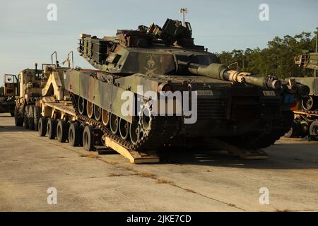 Un char M1A2 Sep v2 Abrams de l'équipe de combat de la brigade blindée 1st, 3rd Division d'infanterie est déchargé d'un transporteur d'équipement lourd M 1070 de la Compagnie Charlie, 87th Division support support Bataillon, 3rd Division support Brigade, 3rd ID, dans la zone de marécage ferroviaire de fort Stewart, Géorgie, 28 juillet. Les chars retourneront à l'entretien au niveau du dépôt pour des améliorations au nouveau M1A2 septembre v3 avant d'être retournés aux unités de l'armée américaine dans le cadre du programme de modernisation continue de l'armure de l'Armée de terre. (É.-U. Photo de l'armée par le Sgt. Elorina Santos, 3rd ORD, Affaires publiques) Banque D'Images