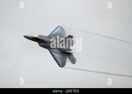 Joshua 'Cabo' Gunderson, commandant de l'équipe de démonstration de Raptor du Commandement de combat aérien F-22 de la base aérienne de Langley, Hampton, Virginie, se produit pendant la journée portes ouvertes du tonnerre arctique à la base conjointe Elmendorf-Richardson, Alaska, 30 juillet 2022. L'équipe se joint également au vol du patrimoine de la Force aérienne, en montrant les qualités professionnelles que la Force aérienne développe chez les personnes qui volent, entretiennent et soutiennent ces avions. (É.-U. Photo de la Force aérienne par le premier Airman Patrick Sullivan) Banque D'Images