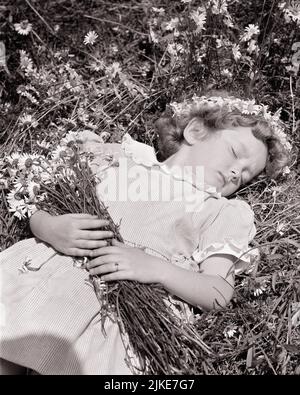 1940S 1950S PETITE FILLE DORMANT DANS LE CHAMP DE PÂQUERETTES PORTANT UN ANNEAU DE MARGUERITE DANS SES CHEVEUX UNE COURONNE ET UN BOUQUET DANS SES BRAS - J1524 HAR001 HARS RURAL NATURE COPIE ESPACE DEMI-LONGUEUR RAYURES SÉRÉNITÉ B&W MARGUERITE DAISIES ESTIVALES RÊVES SOMMEIL GRAND ANGLE AVENTURE LOISIR ET RÊVE PAISIBLE CROISSANCE CONCEPTUELLE IDYLLIQUE JUVÉNILES SAISON DE RELAXATION SOMMEIL BEAUTÉ NOIR ET BLANC ORIGINE ETHNIQUE CAUCASIENNE HAR001 INNOCENCE INNOCENTE À L'ANCIENNE Banque D'Images