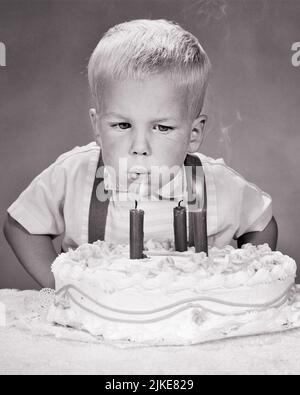 1950S BLONDE GARÇON DE TROIS ANS SOUFFLANT LES BOUGIES SUR SON GÂTEAU D'ANNIVERSAIRE - J4596 HAR001 GÂTEAUX HARS MAISON VIE COPIE ESPACE GARÇONS CONFIANCE SOUHAITANT B&W BUTS BONHEUR TÊTE ET ÉPAULES SES EXCITANTE FÊTES CONCEPTUEL SOUHAITS ANNIVERSAIRES JEUNES JEUNES NOIR ET BLANC CAUCASIENS ETHNIE HAR001 À L'ANCIENNE Banque D'Images