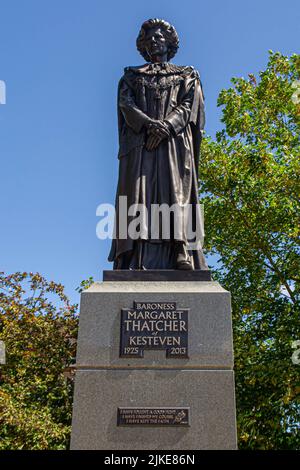 GRANTHAM, ANGLETERRE- 26 juin 2022 : statue de Margaret Thatcher dans son lieu de naissance de Grantham Banque D'Images