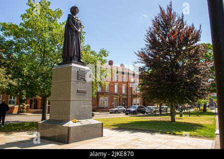 GRANTHAM, ANGLETERRE- 26 juin 2022 : statue de Margaret Thatcher dans son lieu de naissance de Grantham Banque D'Images