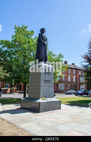 GRANTHAM, ANGLETERRE- 26 juin 2022 : statue de Margaret Thatcher dans son lieu de naissance de Grantham Banque D'Images