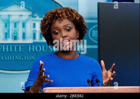 Washington, États-Unis. 01st août 2022. Karine Jean-Pierre, Attachée de presse de la Maison Blanche, s'exprimant lors d'un point de presse dans la salle des conférences de presse de la Maison Blanche. (Photo de Michael Brochstein/Sipa USA) crédit: SIPA USA/Alay Live News Banque D'Images