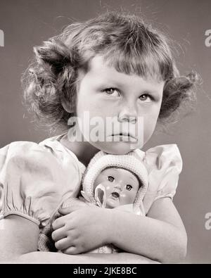 1950S PETITE FILLE CRAINTIVE EMBRASSANT SA POUPÉE REGARDANT VERS LE HAUT - J681 HAR001 HARS STUDIO SHOT MOODY MAISON VIE COPIE ESPACE SÉRIEUX RISQUE D'ATTENTION PEUR TROUBLÉ B&W CONCERNÉ TRISTESSE ANXIÉTÉ TÊTE ET ÉPAULES ANXIÉTÉ DÉTRESSE PROTECTION IRATE COURAGE HUMEUR GLUM CONCEPTUEL MENACÉ ÉCHAPPER CRAINTIF MÉCONTENTEMENT HOSTILITÉ SINCÈRE ENNUI SOLENNEL AGACEMENT SINCÈRE ENFANCE ÉMOTION FOCALISÉE ÉMOTIONNELLE INTENSE IRRITÉ MINEURS REGARDANT VERS LE HAUT MISÉRABLE NOIR ET L’APPARTENANCE ETHNIQUE BLANCHE ET PRUDENTE, ENCOMBRANT, A DÉPLU HAR001 INTENTIONS VIEILLES Banque D'Images