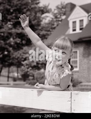 1950S 1960S PETITE FILLE SOURIANTE ET EXCITÉE AVEC DES LANGES PENCHÉES SUR LA CLÔTURE ET AGITANT AVEC LE BRAS RELEVÉ - J7590 HAR001 HARS STYLE DE VIE SATISFACTION FEMMES MAISONS RURAL SANTÉ MAISON VIE COPIE ESPACE AMITIÉ DEMI-LONGUEUR INSPIRATION BÂTIMENTS RÉSIDENTIELS GESTANTES B&W ÉTÉ CONTACT OCULAIRE BONHEUR GAI BONJOUR ET EXCITATION EXTÉRIEUR BAS ANGLE GESTES MAISONS SOURIRES CONCEPTUEL JOYEUSE RÉSIDENCE CROISSANCE JUVÉNILES SAISON BANGS NOIR ET RACE BLANCHE HAR001 ANCIENNE Banque D'Images