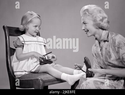 1960S BLONDE FEMME MÈRE AIDER SOURIANT FILLE DE TROIS ANS FILLE A MIS SUR SON CUIR VERNI NOIR MARY JANE CHAUSSURES - J8317 HAR001 HARS URBAIN SES MÈRES VIEUX TEMPS NOSTALGIE VIEILLE MODE 1 STYLE JUVÉNILE COMMUNICATION BLONDE TRAVAIL D'ÉQUIPE FORT HEUREUX FAMILLES JOIE STYLE DE VIE PARENT CÉLÉBRATION FEMMES MAISON VIE PLEINE LONGUEUR DEMI-LONGUEUR FEMMES FILLES PERSONNES CONFIANCE BIENVEILLANTE MARY B&W BREVET GRAND ANGLE METTRE LE BONHEUR JOYEUX EXCITATION MARY JANE FIERTÉ SUR SOURIRES CONNEXION CONCEPTUEL JOYEUX ÉLÉGANT ATTACHEMENT PERSONNEL AFFECTION COOPÉRATION ÉMOTION CROISSANCE JANE JUVÉNILES ADULTE MOYEN-ADULTE FEMME ADULTE MOYEN Banque D'Images