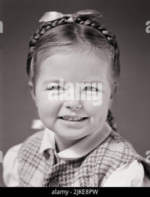 1940S PORTRAIT MIGNONNE SOURIRE PETITE FILLE AVEC DES TRESSES DANS SES CHEVEUX REGARDANT L'APPAREIL PHOTO - J9709 HAR001 HARS CONFIDENCE B&W CONTACT AVEC LES YEUX BONHEUR PULL TÊTE ET ÉPAULES GAIE CHEMISIER CREUX SOURIRES SYMPATHIQUE JOYEUSE AGRÉABLE BRAID AGRÉABLE BRAID BRAID CHARMANT JEUNES CROISSANCE ADORABLE ADORABLE ADORABLE ADORABLE CHARMANT NOIR ET BLANC DE RACE BLANCHE HAR001 OLD FASHIONED Banque D'Images