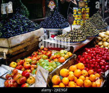 1960S 1970S OLIVES TOMATES FRUITS LÉGUMES AU MARCHÉ DE VUCCIRIA LA PIAZZA CARACCIOLO LE COEUR DU MARCHÉ PALERME SICILE ITALIE - KF6761 HAR001 HARS PIAZZA Banque D'Images