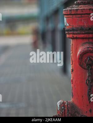 Photo d'une borne d'incendie rouge sur un trottoir peu profonde Banque D'Images