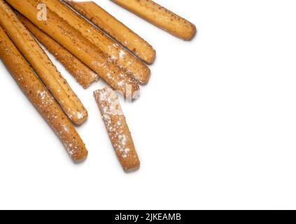 Biscuits au sésame sur fond blanc. Les biscuits sont allongés sous forme de bâtons. Produits à base de pain. Produits à base de farine. Une alimentation saine. Biscuits croustillants Banque D'Images