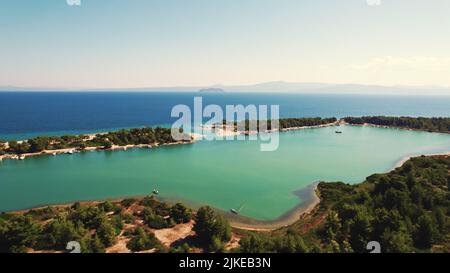 Vue aérienne du port et de la plage de Glarokavos. Différence entre la couleur de l'eau. Turquoise et bleu foncé. . Photo de haute qualité Banque D'Images