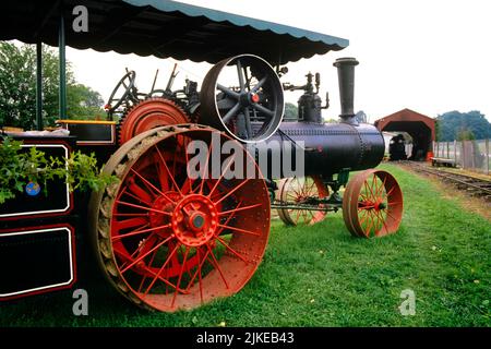 1990S VERS 1900 MACHINE DE TRACTEUR AGRICOLE À MOTEUR À TRACTION VAPEUR AU MUSÉE DES MACHINES AGRICOLES RUGUEUSES ET À TAMBOUR KINZERS PENNSYLVANIA USA - KR92143 NET002 HARS AGRICULTURE AMÉRIQUE DU NORD TRACTION MACHINES NORD-AMÉRICAINES ET PA À ANGLE BAS PUISSANTS MOTEURS À VAPEUR NORD-EST DANS LA RÉGION RÉGION DU CENTRE DE L'ATLANTIQUE DU COMMONWEALTH RÉGION DU MILIEU DE L'ATLANTIQUE CONCEPT DE LA CÔTE EST KEYSTONE STATE TRACTEURS ÉTATS-UNIS VÉHICULES MACHINE À VAPEUR À MOTEUR À TAMBOUR CIRCA MOTEURS FONTE VIEUX À LA MODE Banque D'Images