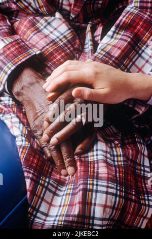 1980S LES MAINS SYMBOLIQUES DE L'INFIRMIÈRE CAUCASIENNE RÉCONFORTANTE ET DES PERSONNES ÂGÉES AFRO-AMÉRICAINES MALADES DANS L'HÔPITAL OU L'ÉTABLISSEMENT DE SOINS DE SANTÉ - KS27726 NET002 HARS SOINS TOUCHER STYLE DE VIE CÉLÉBRATION SANTÉ MALADIE INSPIRATION SOINS SYMBOLES SÉRÉNITÉ SPIRITUALITÉ HOMME SENIOR TRISTESSE ADULTE SENIOR SOINS DE SANTÉ PROFESSION FOURNISSEUR DE BIEN-ÊTRE FOURNISSEURS DE SOINS DE HAUT ANGLE PRATICIENS PROTECTION FORCE CURATIF AFRO-AMÉRICAINS AFRO-AMÉRICAINS ET VIEILLISSEMENT PUISSANT NOIR ETHNICITÉ SANTÉ DÉFICIENCE PROFESSIONS CONCEPT GUÉRISSEUR CONCEPTUEL HÔPITAUX PRATICIENS INSTALLATIONS SYMBOLIQUES CONCEPTS ÂGE ADULTE MOYEN Banque D'Images