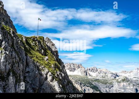 Die italienische Flagge weht in den Dolomiten Banque D'Images