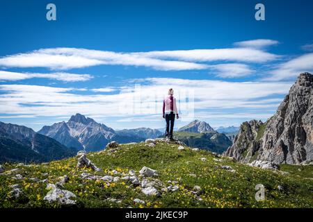 Frau genießt Aussicht in den Dolomiten Banque D'Images