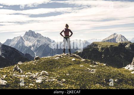 Frau genießt Aussicht in den Dolomiten Banque D'Images