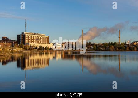 Lac Osisko au coucher du soleil. Beau paysage de Rouyn-Noranda, Abitibi-Témiscamingue, Québec, Canada. Banque D'Images