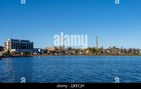 Lac Osisko en une journée ensoleillée. Beau paysage de Rouyn-Noranda, Abitibi-Témiscamingue, Québec, Canada. Banque D'Images