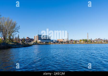 Lac Osisko en une journée ensoleillée. Beau paysage de Rouyn-Noranda, Abitibi-Témiscamingue, Québec, Canada. Banque D'Images