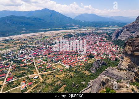 Grande vue aérienne de la ville de Kalambaka près de la célèbre Meteora, hébergement touristique et immobilier en Grèce. Photo de haute qualité Banque D'Images