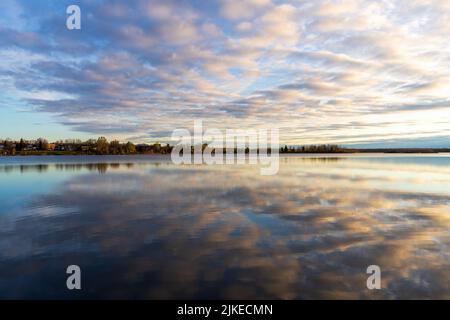 Lac Osisko au coucher du soleil. Belle réflexion comme un miroir. Paysage de Rouyn-Noranda, Abitibi-Témiscamingue, Québec, Canada. Banque D'Images
